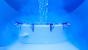 aria, acqua,vapore che entra in una bombola d'accumulo su sfondo azzurro