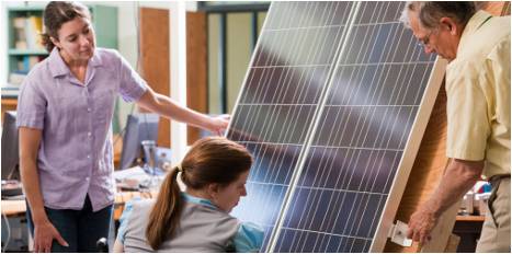 ricercatori nel campo del solare fotovoltaico a lavoro