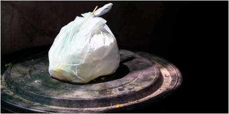 sacchetto di plastica monouso contenete rifiuti