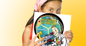 Bambina tiene in mano la locandina del concorso