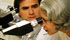 Ricercatori al microscopio