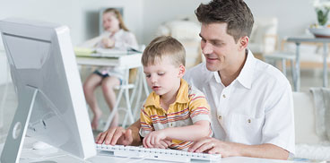 Padre e bambino davanti al computer