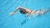 Nuotatrice nuota in stile libero