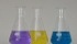 Flaconi di vetro che contengono liquidi chimici colorati