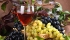 Grappoli d'uva e un calice di vino rosso