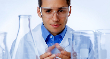Biologo con provette