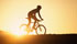 Ciclista pedala al tramonto