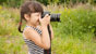 Bambina fotografa la natura