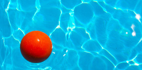 Pallone rosso in piscina