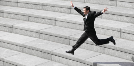 Giovane imprenditore salta su una scalinata