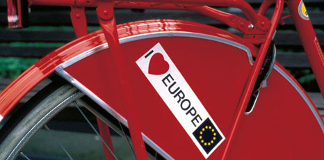 Ruota di bicicletta con l'adesivo I love EU