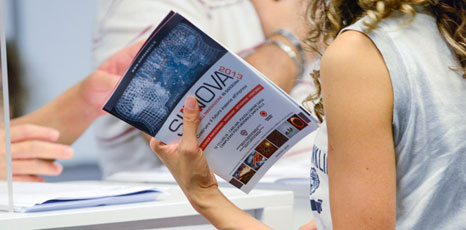 Visitatrice tiene in mano una brochure di Sinnova 2013