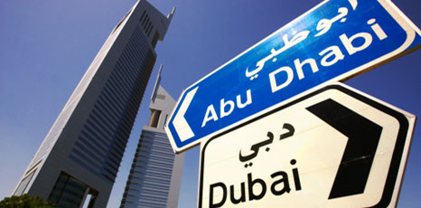 Cartelli stradali indicano Abu Dhabi e Dubai