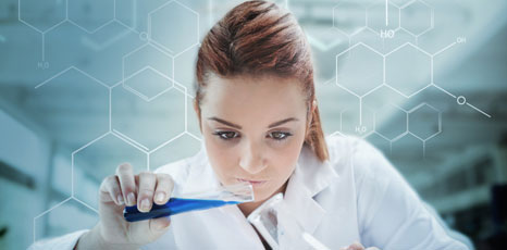Giovane ricercatrice lavora in laboratorio