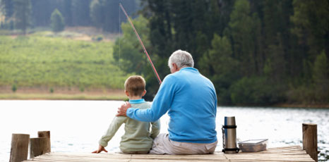 Nonno e nipote pescano insieme 