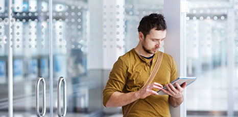 Ragazzo utilizza tablet in aeroporto