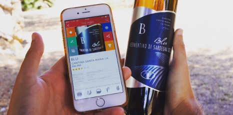 Smartphone e bottiglia di vino