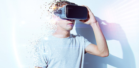 Ragazzo utilizza visore per la realtà virtuale