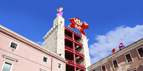 Personaggi di Mario Bros sulla Torre di San Pancrazio a Cagliari