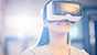 Ragazza utilizza visore per la realtà virtuale