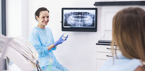 Dentista mostra radiografia a paziente