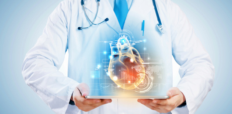 Immagine di un cuore proiettata da un tablet tenuto in mano da un medico