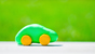 Auto verde fatta con la plastilina 