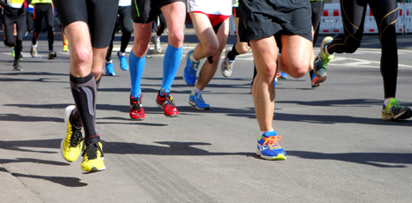 Gambe di persone durante una corsa