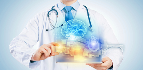 Medico tiene in mano un tablet che proietta le illustrazioni di un cervello e di un cuore 