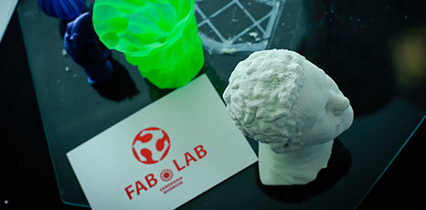 Piccola testa stampata in 3D e biglietto da visita del FabLab Sardegna Ricerche