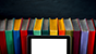 Ebook posato su una fila di libri