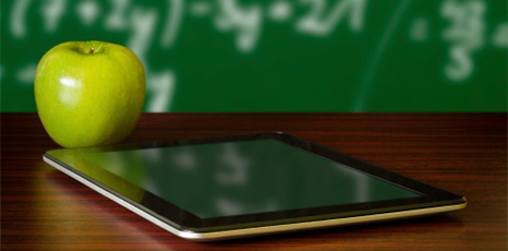 Una mela e un tablet su una scrivania