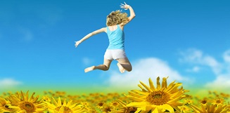 Immagine di una bambina che salta in un campo di girasoli