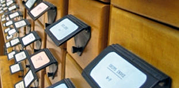 Cassetti di un archivio dotati di etichette