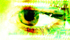 Occhio umano su sfondo di circuito elettronico