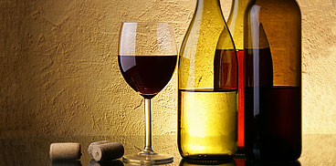 Bicchiere di vino con sughero e bottiglia