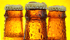 Bottiglie di birra di vestro scuro e tappo a corona su sfondo giallo