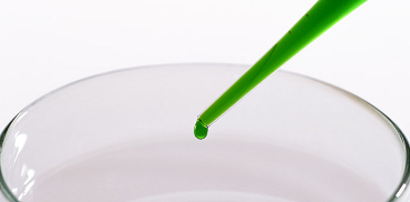 Pipetta che contiene prodotto chimico di colore verde