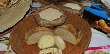 Cesto con farine e pani tradizionali della Sardegna