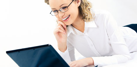Giovane donna cerca lavoro al computer