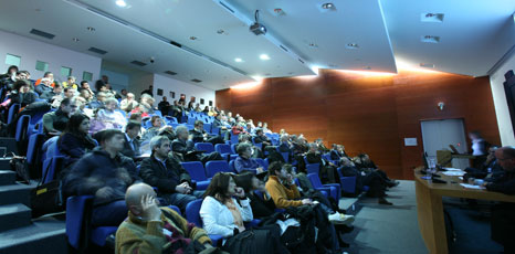 Partecipanti ad un convegno nella sala Auditorium di Sardegna Ricerche