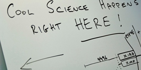 Lavagna bianca con la scritta Cool science happens