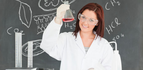 Giovane scienziata lavora in laboratorio
