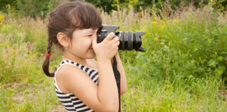 Bambina fotografa la natura