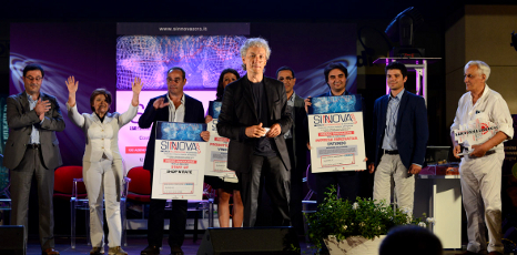 Riccardo Luna e i premiati durante il convegno conclusivo di SINNOVA 2013