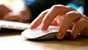 Persona utilizza mouse