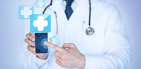 Medico utilizza app di telemedicina