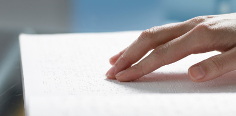 Persona legge grazie al metodo Braille