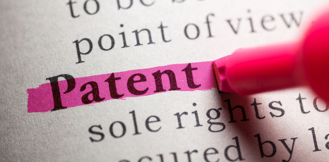 Persona evidenzia la parola Patent su un dizionario