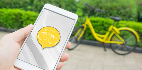 Persona utilizza app per il bikesharing